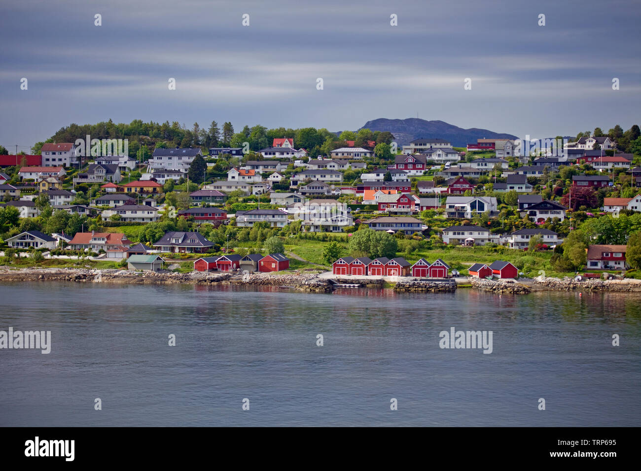 Stile tradizionale case colorate lungo il lungomare, Alesund in Norvegia Foto Stock