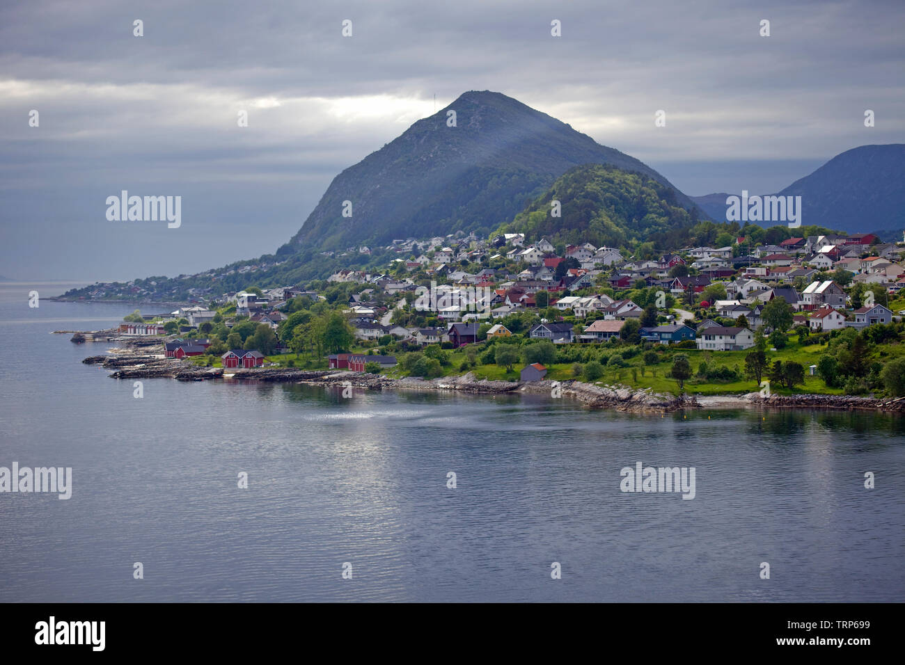 Barca a vela fuori Alesund con Hessa e Monte Godoya, Norvegia Foto Stock