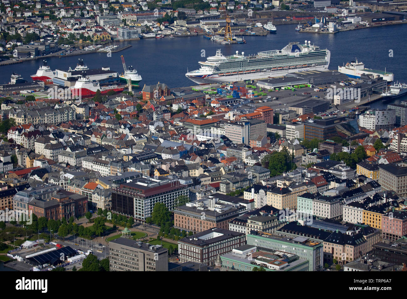 Vista di Bergen con un P&O Azura nave da crociera nel porto di Bergen, Norvegia Foto Stock