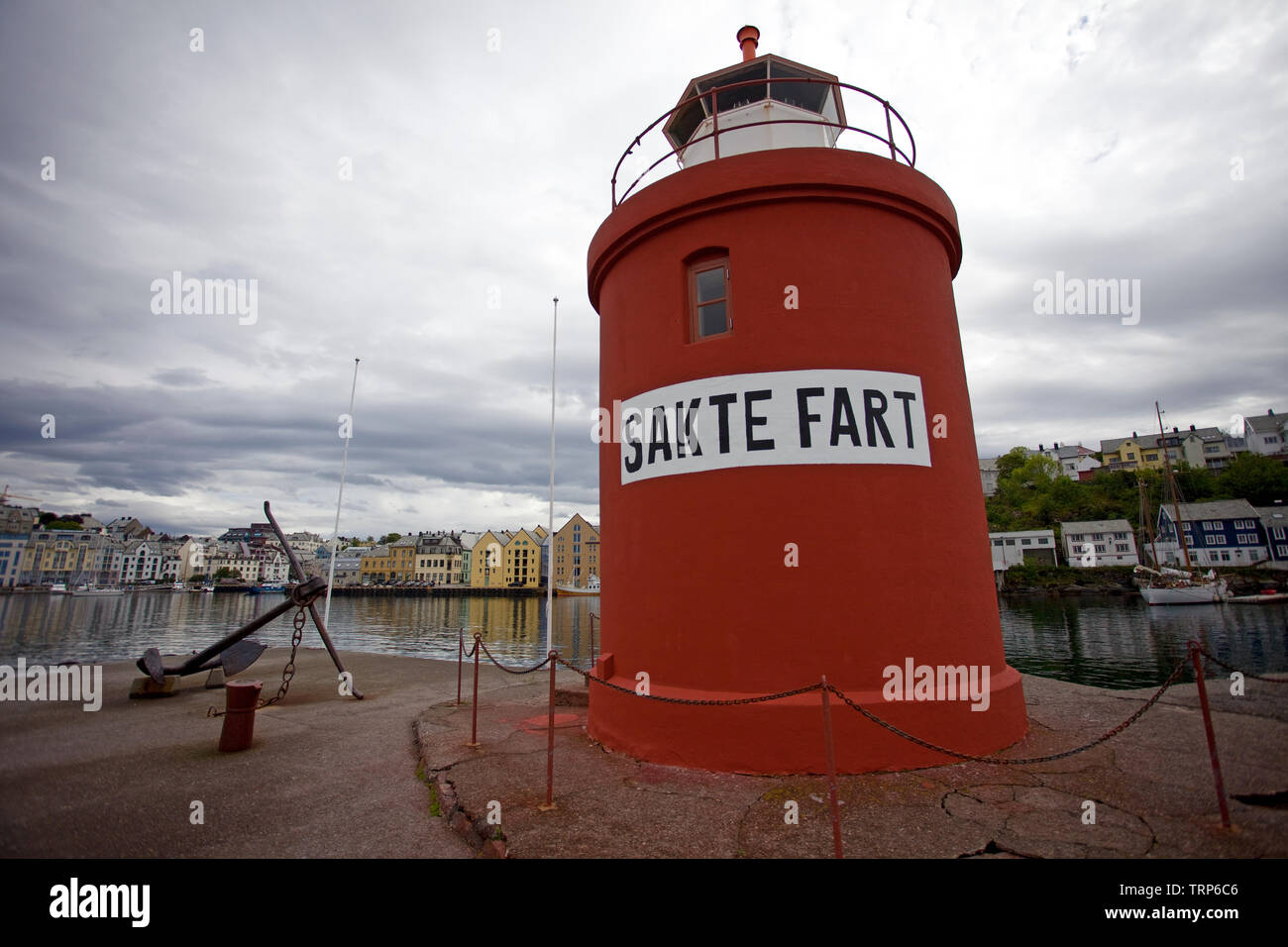Casa di luce al porto ingresso alla città di Alesund, Norvegia Foto Stock