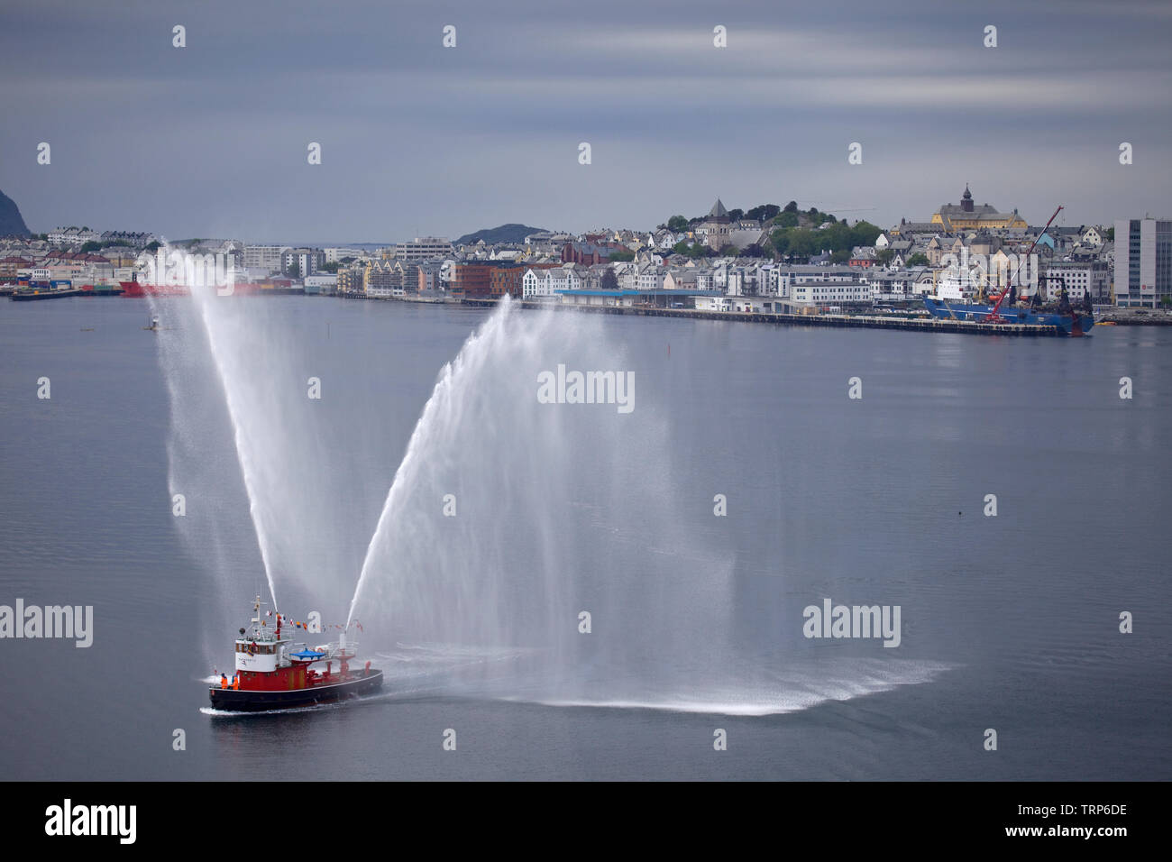 Acqua Fireboat salutate Alesund, Norvegia Foto Stock