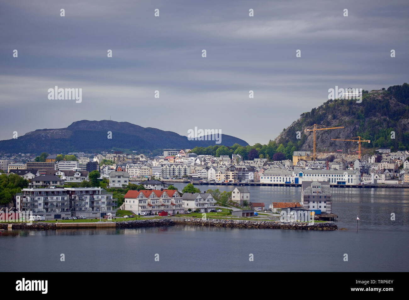 Barca a vela al di fuori del porto di Alesund, Norvegia Foto Stock