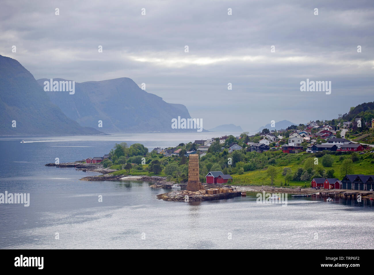 Barca a vela al di fuori del porto di Alesund, Norvegia Foto Stock