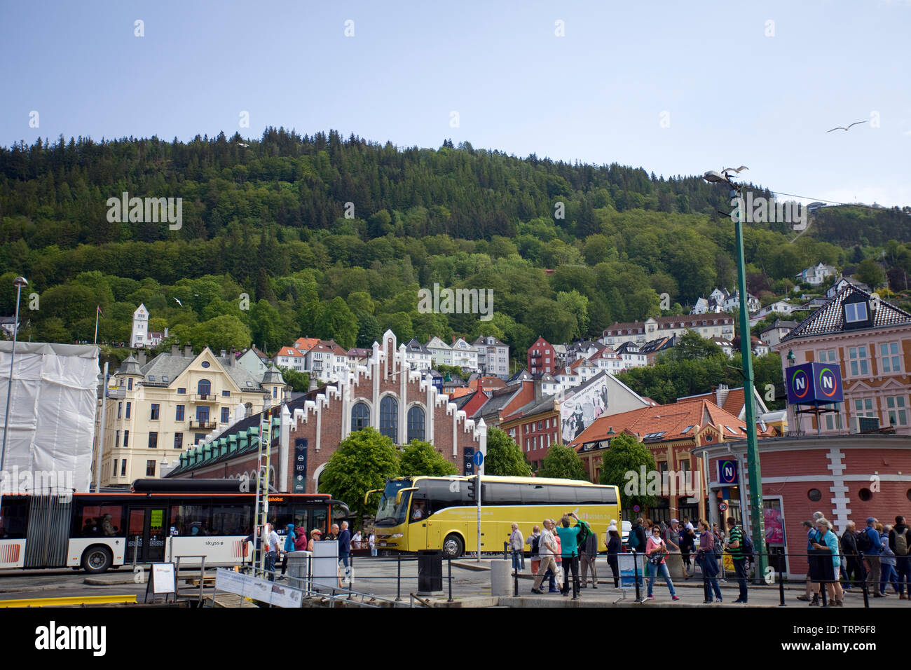 Scena di strada con il Monte Floyen in background,Bergen, Norvegia Foto Stock