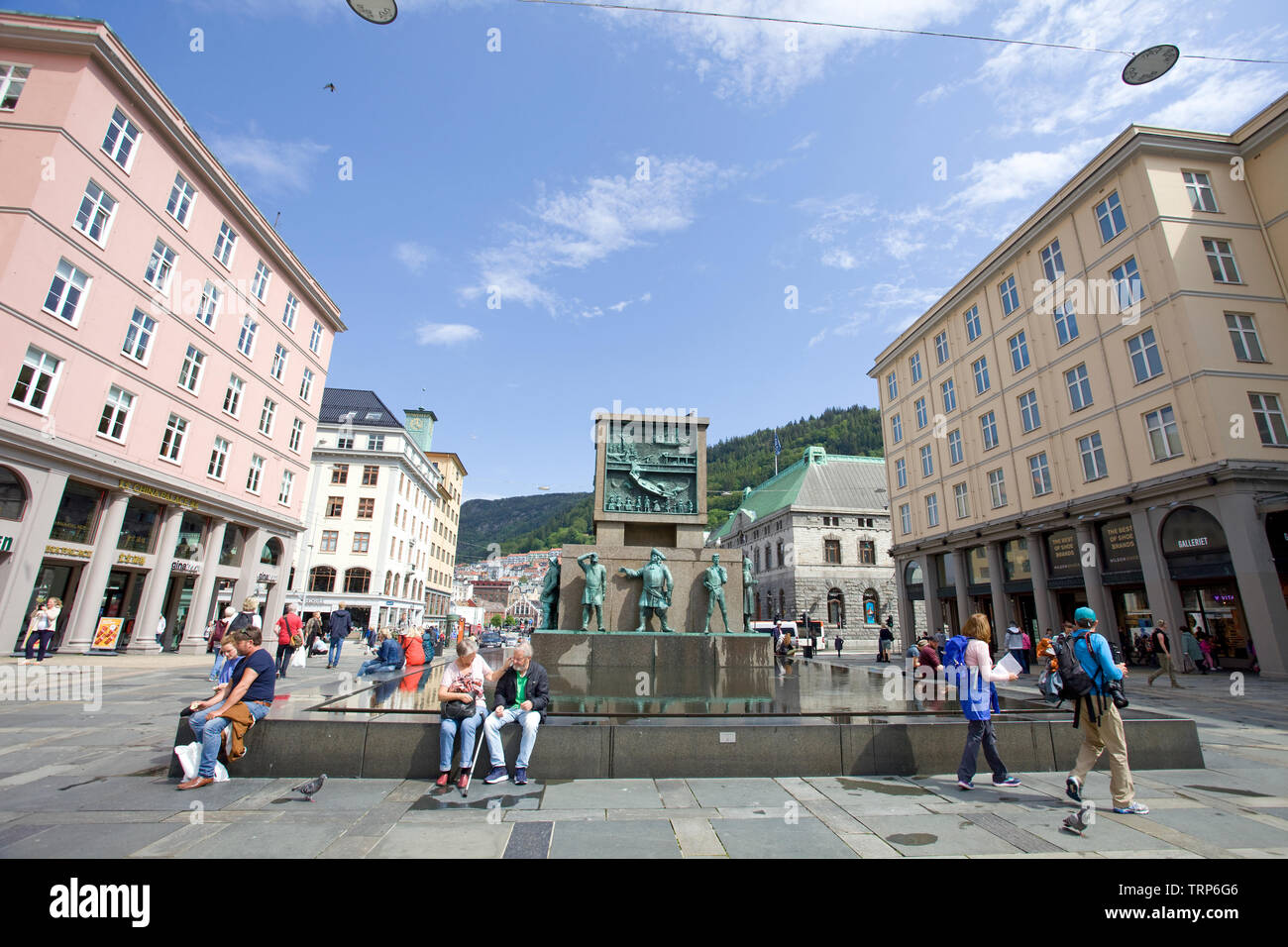 Torgalmennigen, piazza principale nel centro della città di Bergen, Norvegia Foto Stock