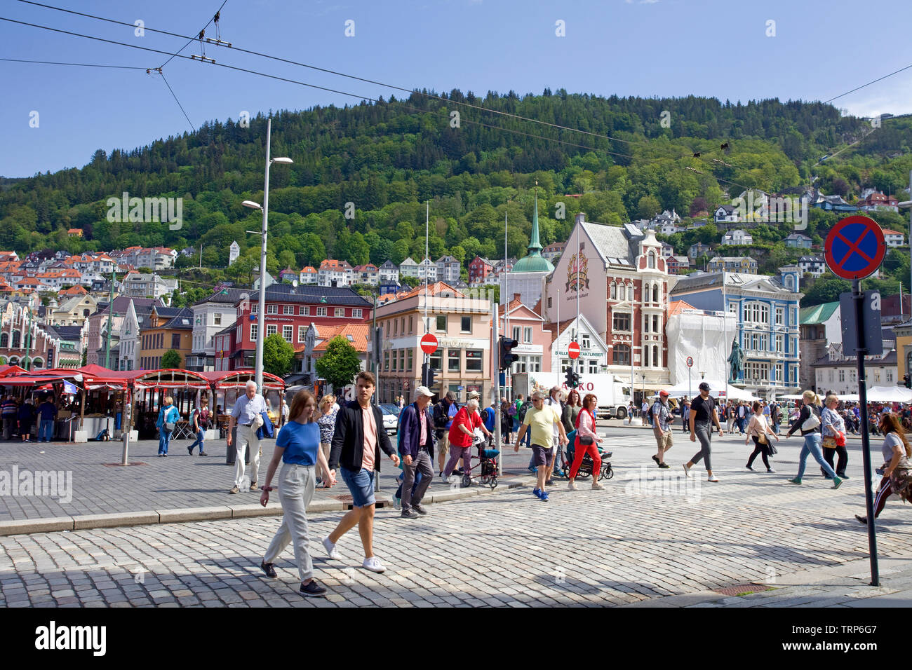 Vista di Bergen street con il Monte Floyen in background, Norvegia Foto Stock