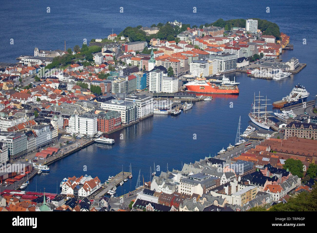 Guardando verso il basso sopra il porto di Bergen, Norvegia Foto Stock