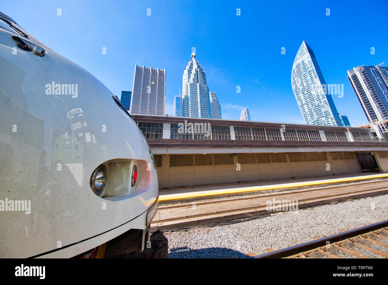 Toronto andare treno arrivando a una piattaforma presso la Union Station Terminal Foto Stock