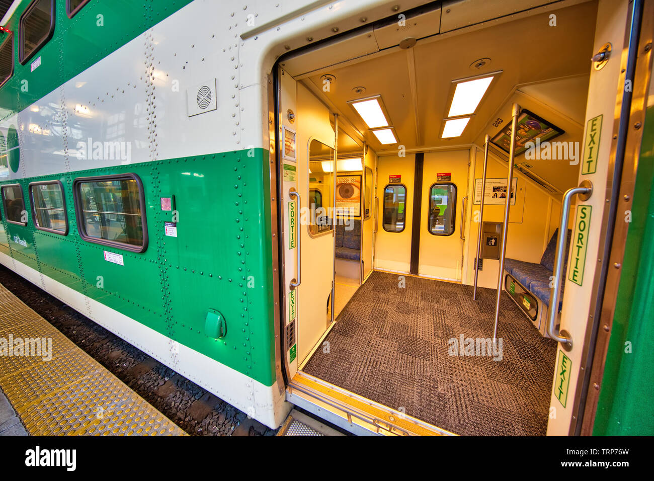 Toronto, Ontario, Canada-June 2, 2019: Toronto andare treno arrivando a una piattaforma presso la Union Station Terminal Foto Stock