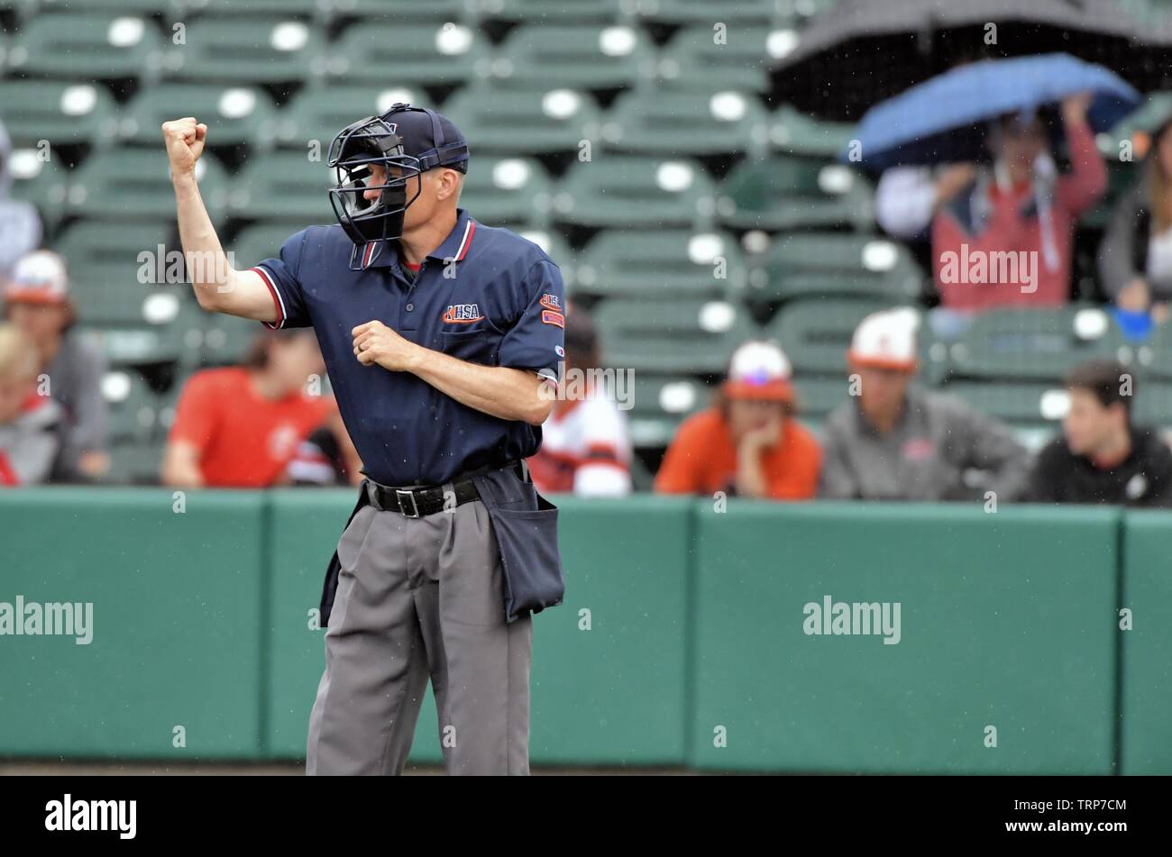 Home plate arbitro facendo uno sciopero chiamata. Stati Uniti d'America. Foto Stock
