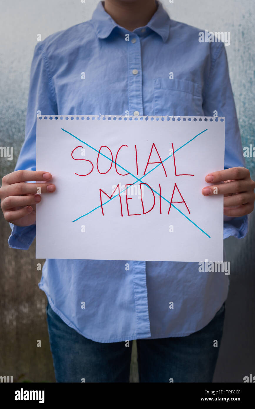 Illustrazione della crescente sfiducia dei social media da parte della società e di governo Foto Stock