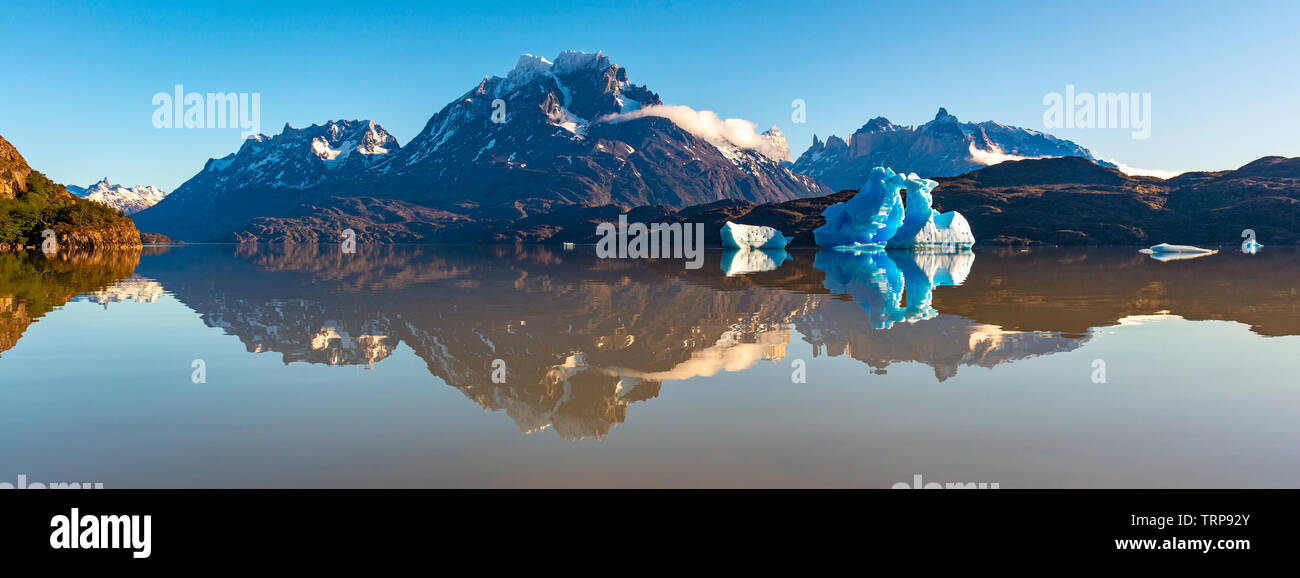 Panorama delle Ande picchi di Cuernos del Paine e Paine Grande dal Lago grigio con iceberg, parco nazionale di Torres del Paine nella Patagonia cilena. Foto Stock