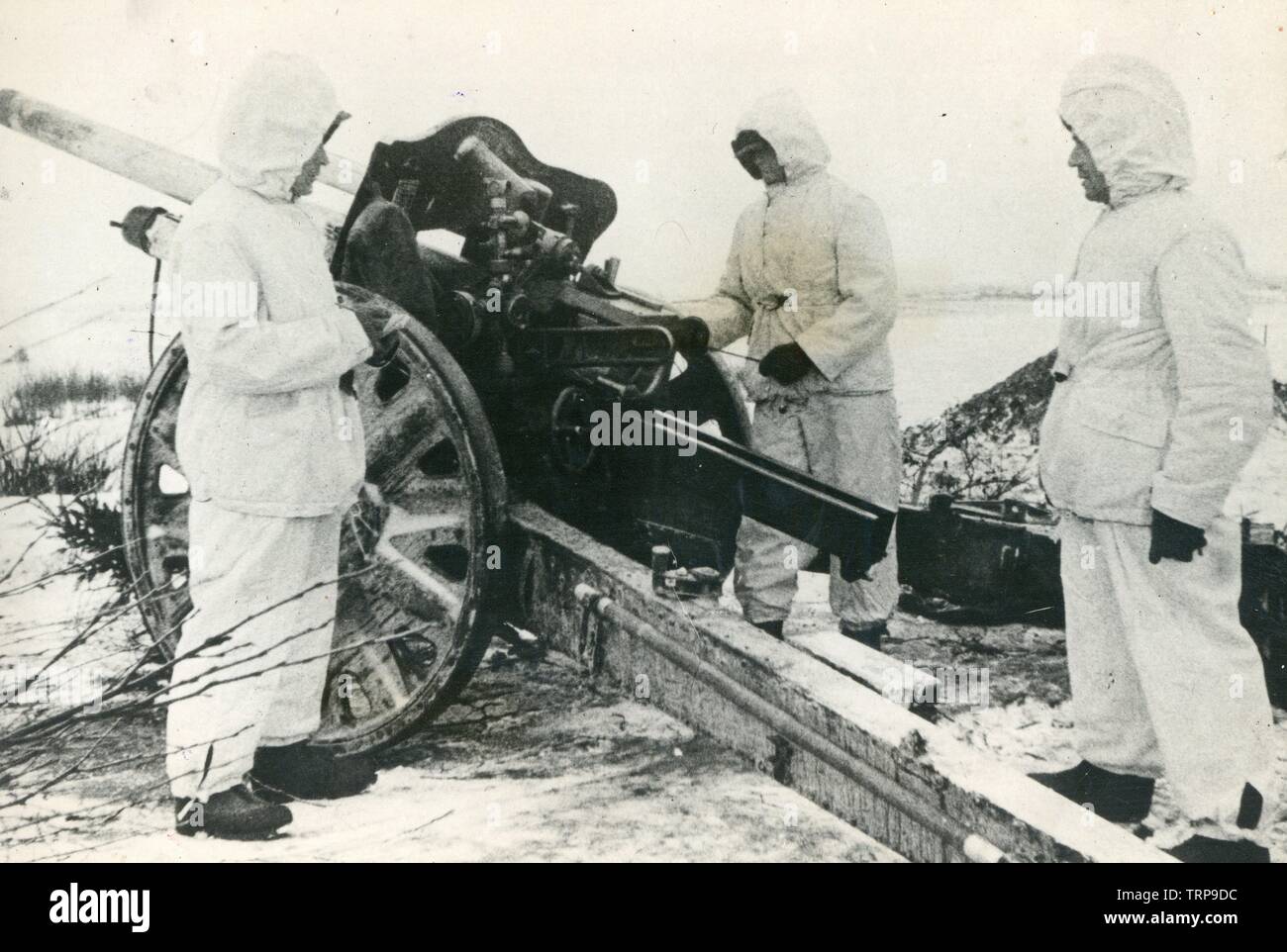 I soldati tedeschi nella seconda guerra mondiale in bianco invernale Camouflage con un campo obice sul fronte russo 1943 Foto Stock