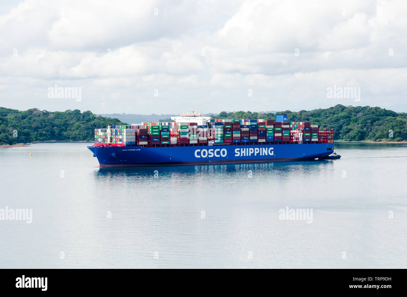 Cosco Shipping Lotus in transito attraverso ampliato il canale di Panama Foto Stock