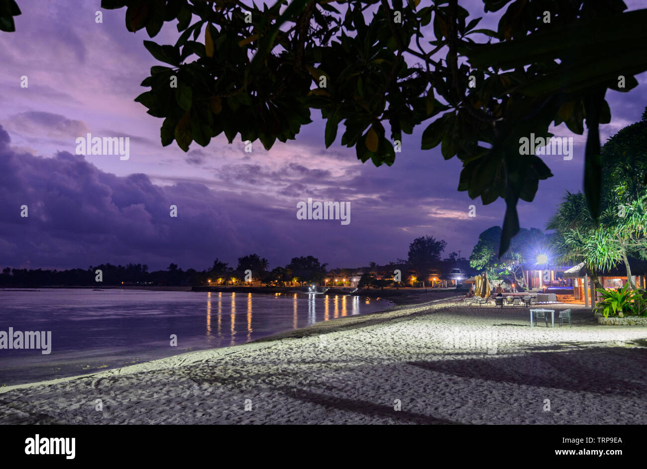 Vista di Breakas Resort sulla spiaggia durante le ore notturne, Port Vila, Vanuatu, Melanesia Foto Stock