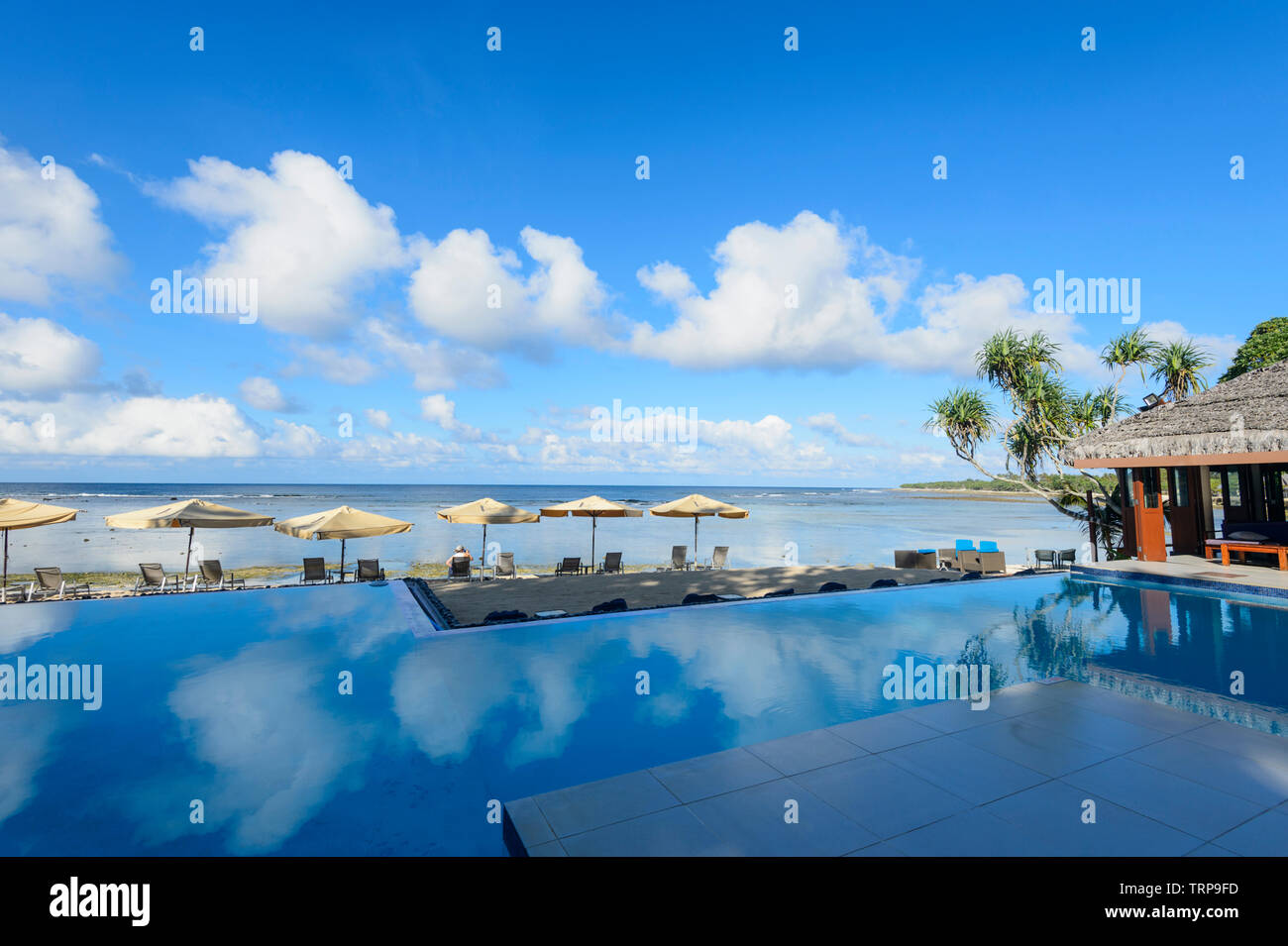 Piscina e Spiaggia di Breakas Resort, Port Vila, Vanuatu, Melanesia Foto Stock