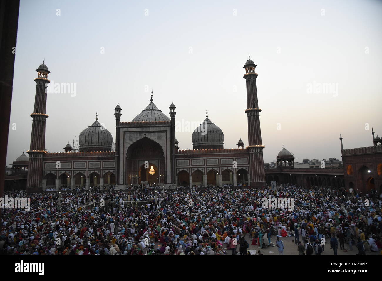 Iftar e EID festa musulmana di celebrazione e di preghiera di massa dalla comunità musulmana nel giugno 2019 a Jama Masjid moschea, la Vecchia Delhi, Delhi, India, Aisa Foto Stock