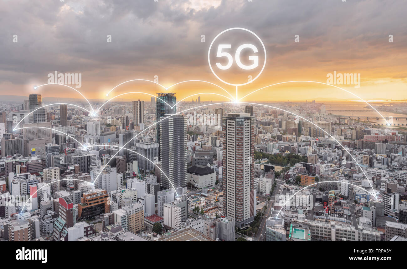 Tecnologia di connessione di rete nella città del tramonto, con 5g internet segno di networking Foto Stock