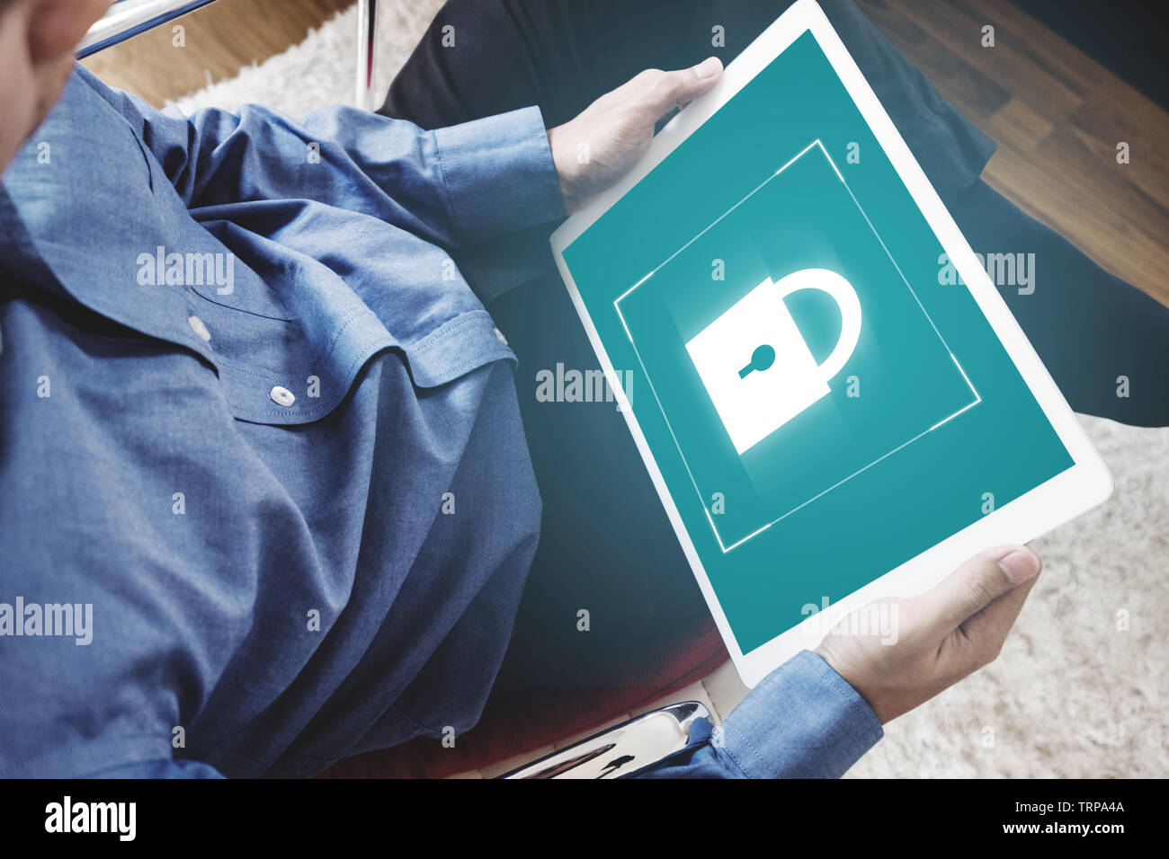 Dispositivo mobile di protezione sistema. un uomo con tavoletta digitale e l'icona a forma di lucchetto sullo schermo Foto Stock
