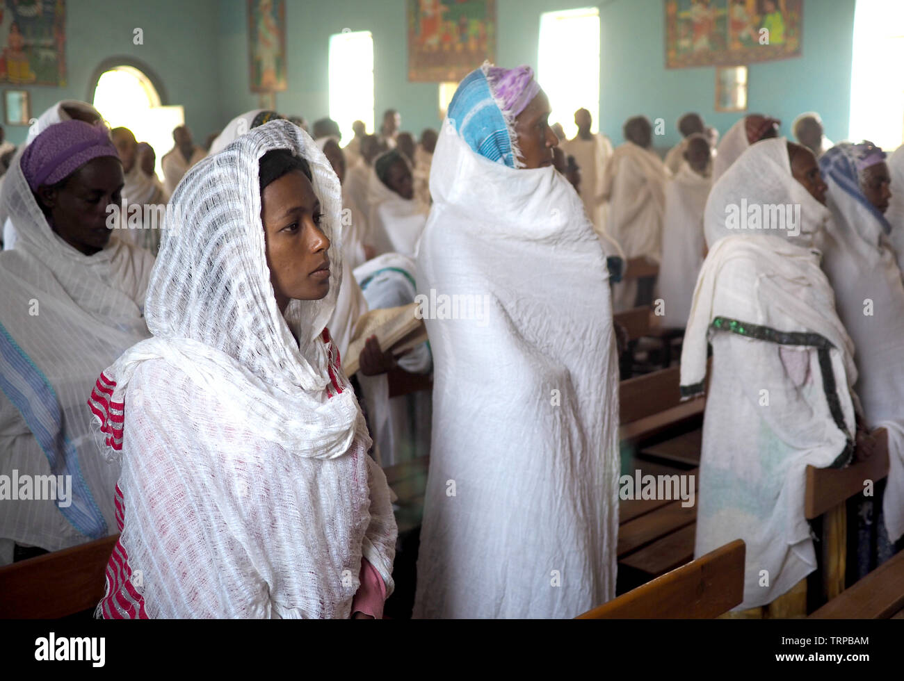 Alitena, Etiopia - 1 Giugno 2019 : uomini e donne assistere ad una Messa cattolica in una Chiesa etiopica Foto Stock