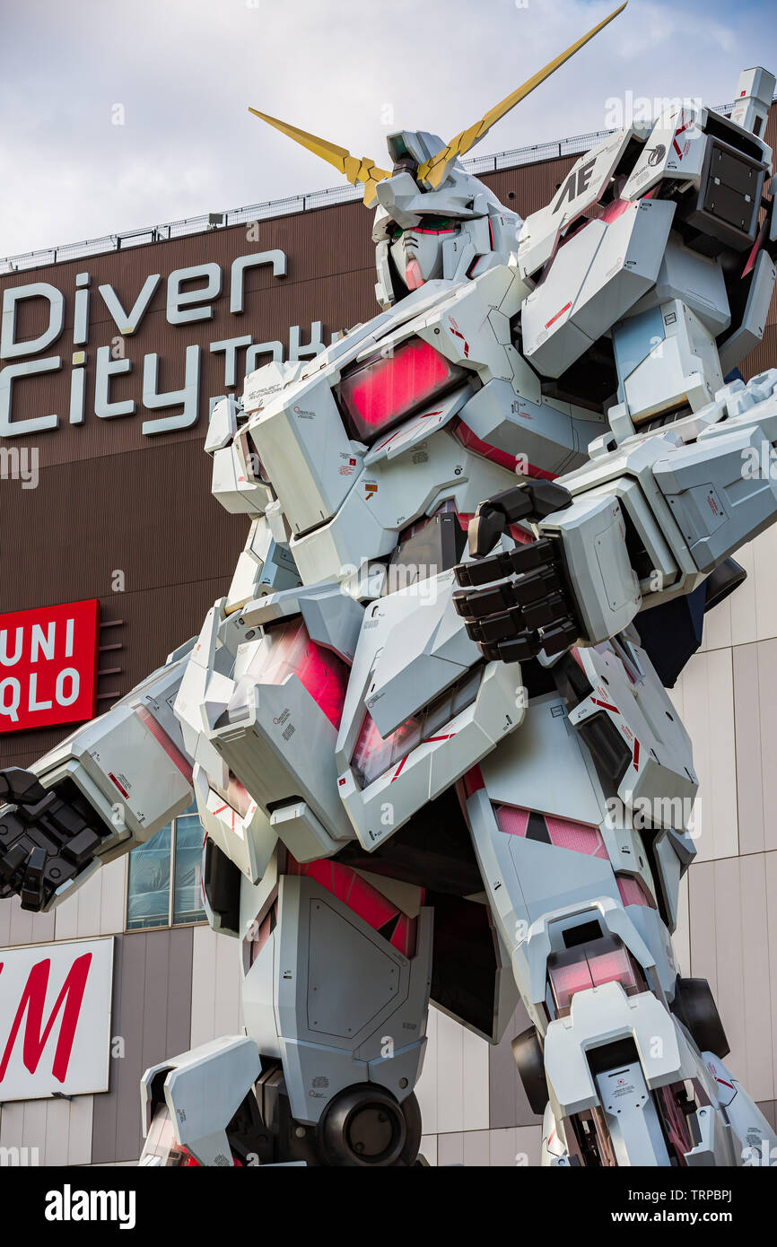 Tokyo, Giappone - 18 Ottobre 2018: full-size mobile suit RX-0 Unicorn Gundam spettacoli al subacqueo City Plaza Tokyo da famosi anime Robot Franchising th Foto Stock