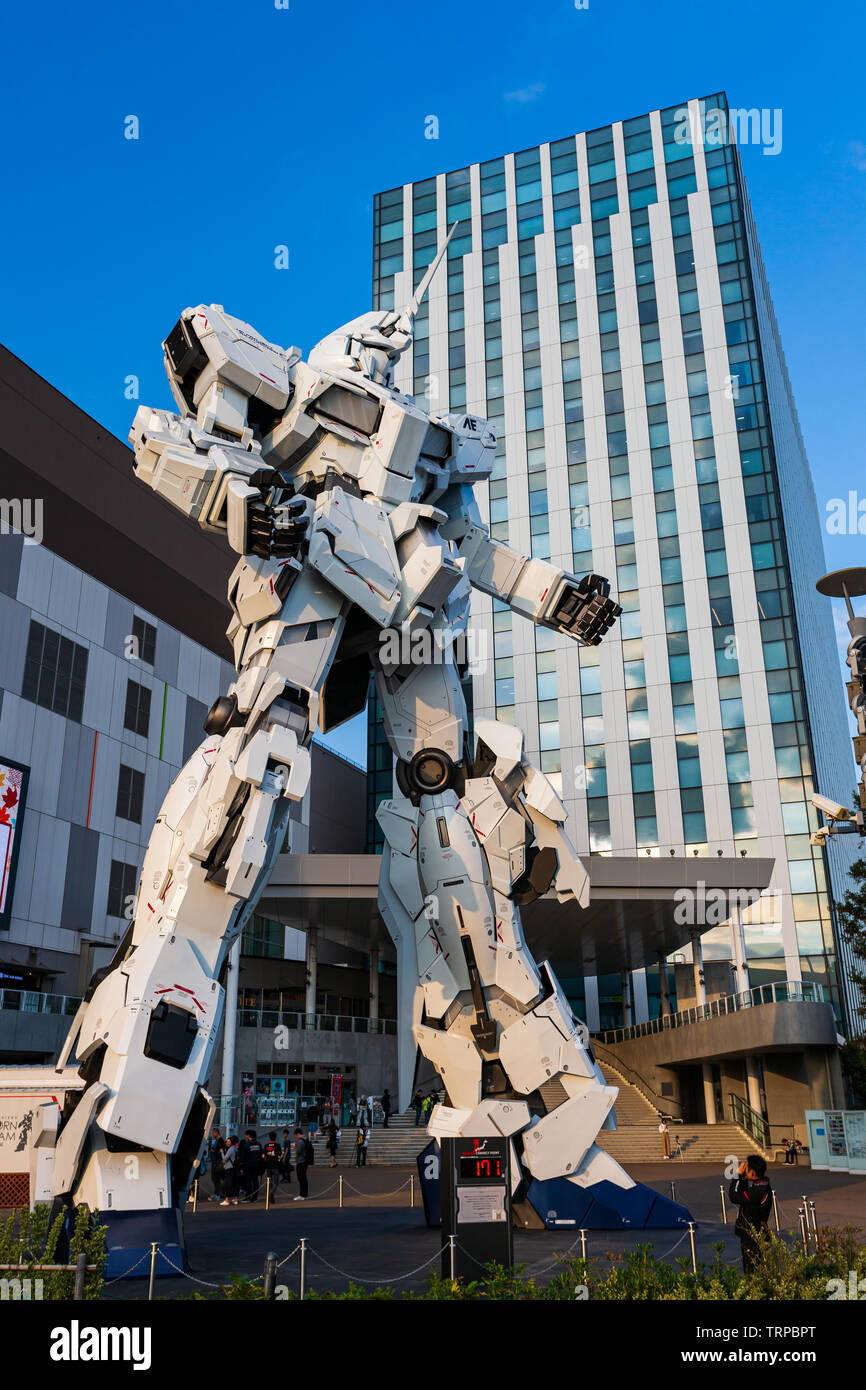 Tokyo, Giappone - 18 Ottobre 2018: full-size mobile suit RX-0 Unicorn Gundam spettacoli al subacqueo City Plaza Tokyo da famosi anime Robot Franchising th Foto Stock