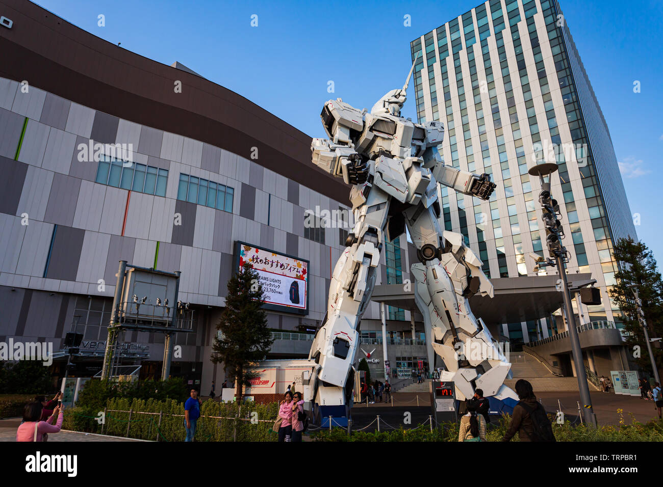 Tokyo, Giappone - 18 Ottobre 2018: full-size mobile suit RX-0 Unicorn Gundam spettacoli al subacqueo City Plaza Tokyo da famosi anime Robot Franchising th Foto Stock