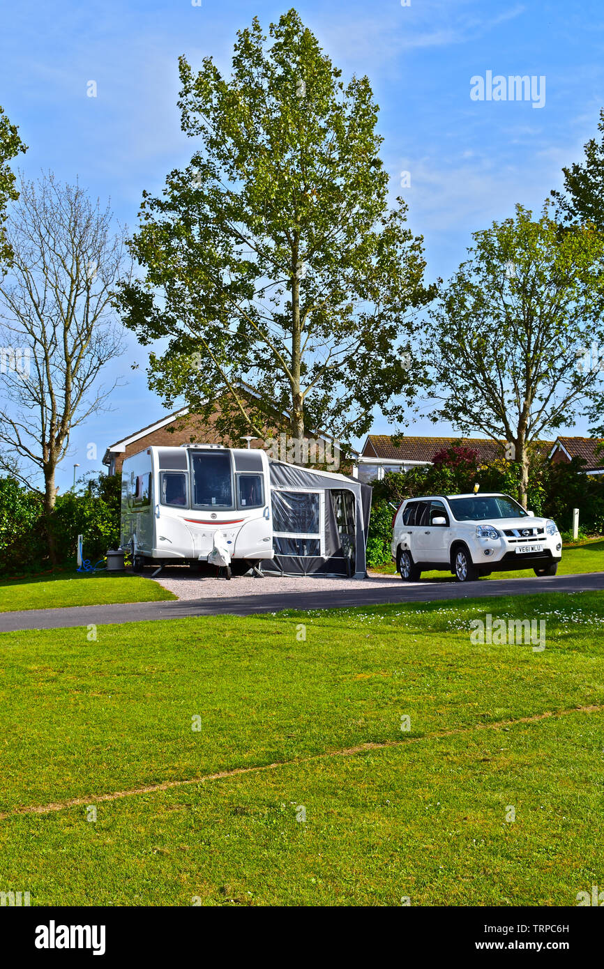 Auto moderna & caravan outfit con tenda da sole attaccato. Su un completamente serviti passo hardstanding a Beverley Park Holiday sito nelle vicinanze di Goodrington. Foto Stock