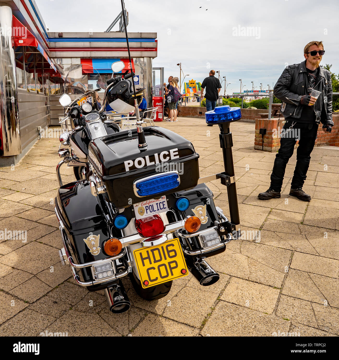 Harley Davidson personalizzata per apparire come una replica di noi polizia moto parcheggiata fuori la American diner nella cittadina balneare di Great Yarmouth Foto Stock