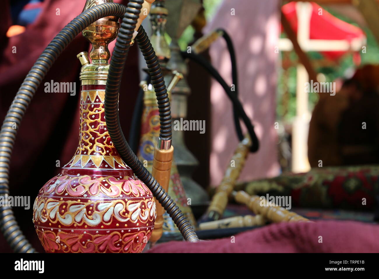 Hookahs su un mercato orientale. Elegante oriental shisha in arabo interno Foto Stock
