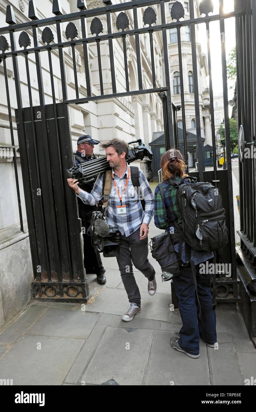 I fotografi partono e entrano nel cancello d'ingresso di Downing Street per fotografare il primo Ministro Theresa May Whitehall London SW1 England UK KATHY DEWITT Foto Stock