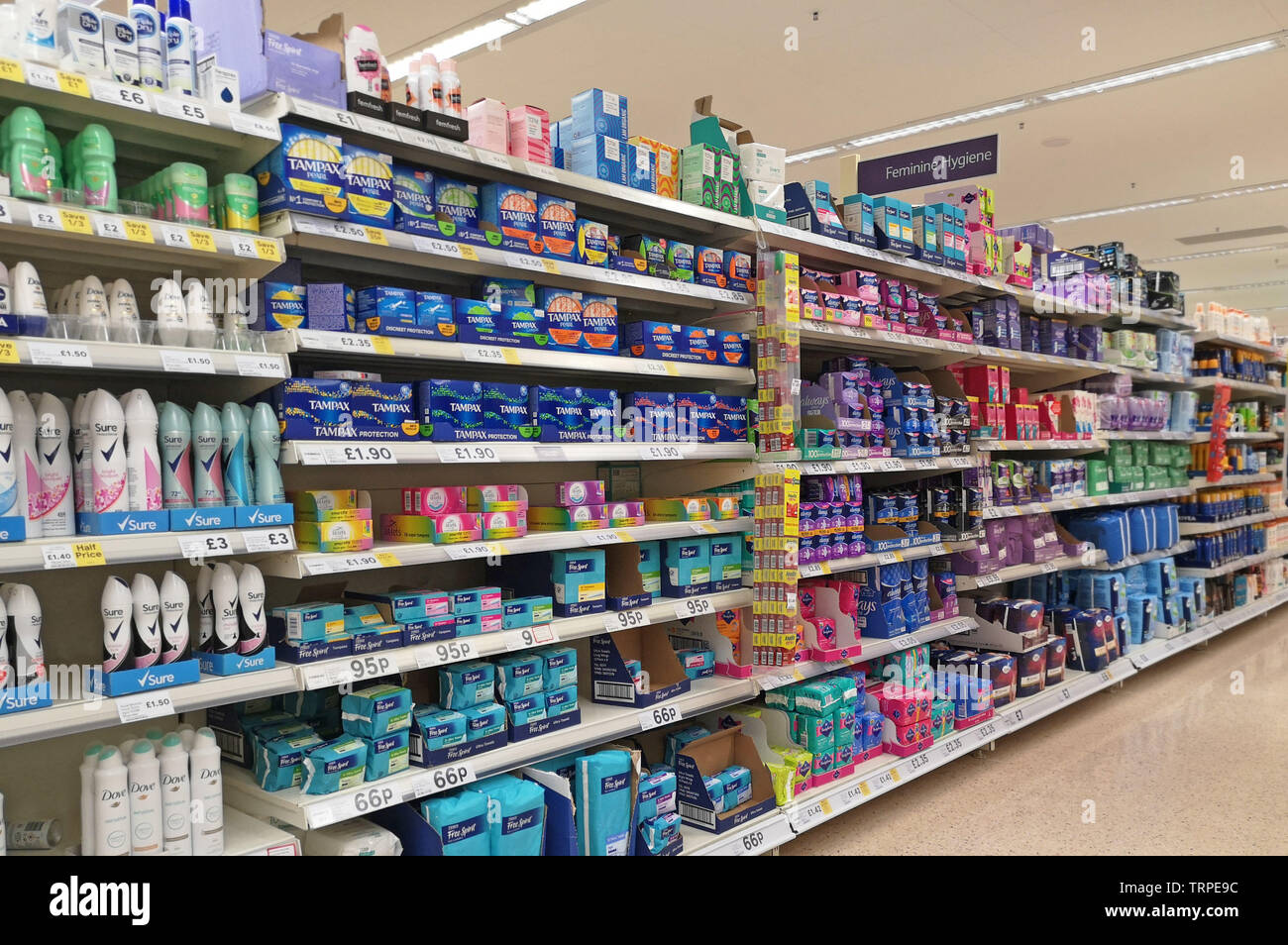 Una donna pone guardando i prodotti sanitari in un supermercato Tesco a ovest di Londra il 9 giugno 2019. Foto Stock