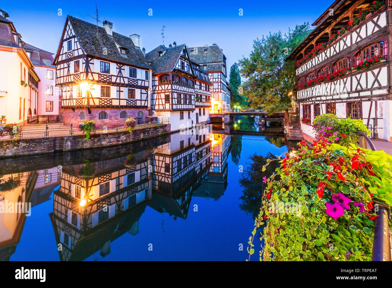 Strasburgo, Alsazia, Francia. Metà di tradizionali case con travi di legno di Petite France. Foto Stock