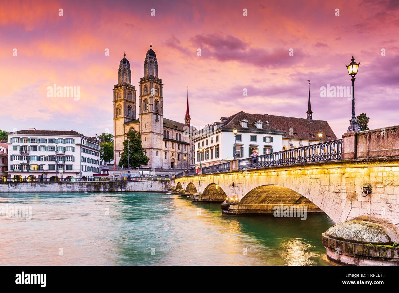 Zurigo, Svizzera. Vista del centro storico della città con la famosa chiesa di Grossmunster, sul fiume Limmat. Foto Stock