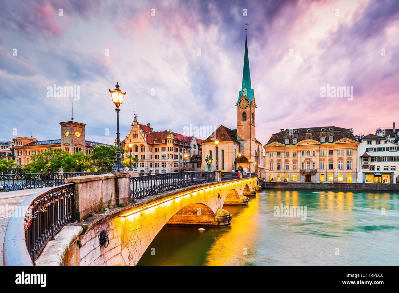 Zurigo, Svizzera. Vista del centro storico della città con la famosa Chiesa di Fraumuenster, sul fiume Limmat. Foto Stock