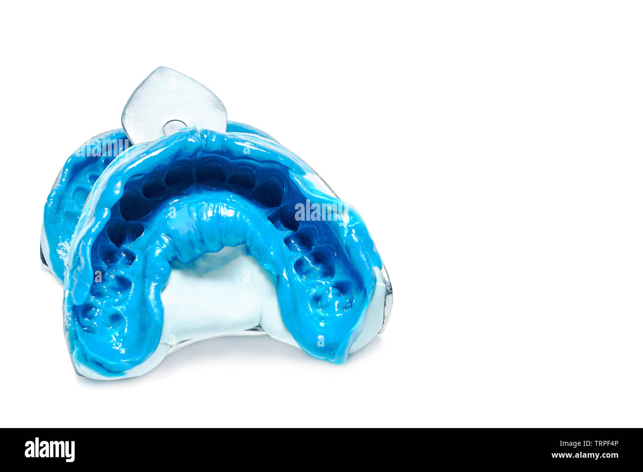 Due impronte dentali su uno sfondo bianco con copia spazio. Dental stampi dai collimatori mobili superiore e inferiore di materiale siliconico. L impronta del toot Foto Stock
