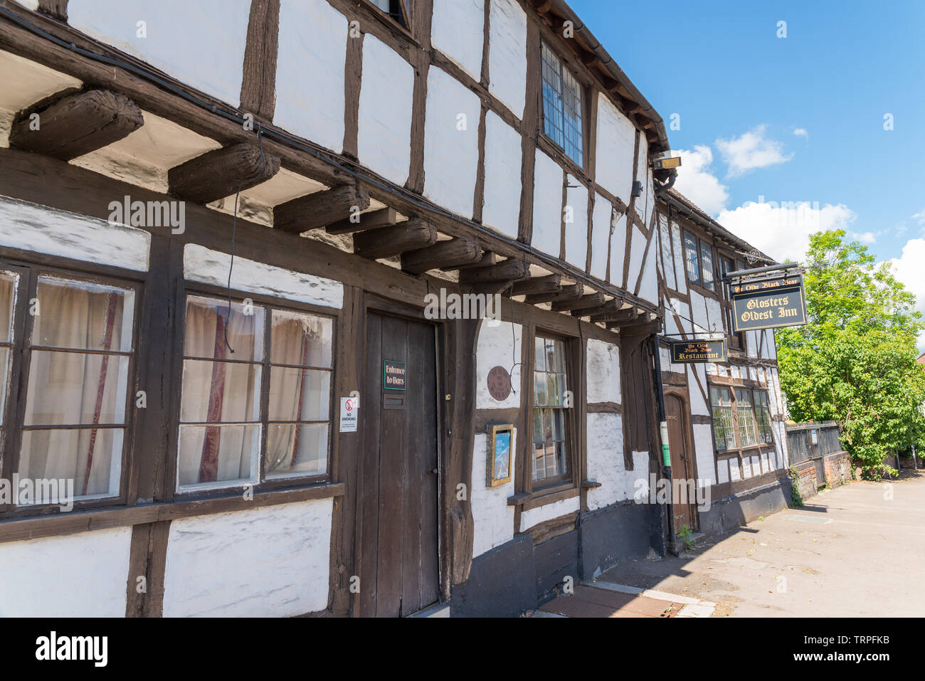 Ye Olde Black Bear Inn a Tewkesbury è il più antico pub in Gloucestershire avendo aperto 700 anni fa. Esso è attualmente chiuso. Foto Stock