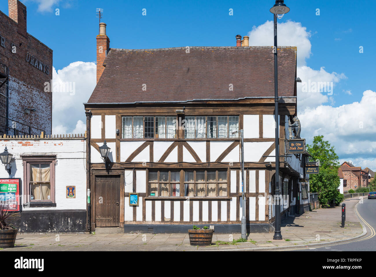 Ye Olde Black Bear Inn a Tewkesbury è il più antico pub in Gloucestershire avendo aperto 700 anni fa. Esso è attualmente chiuso. Foto Stock