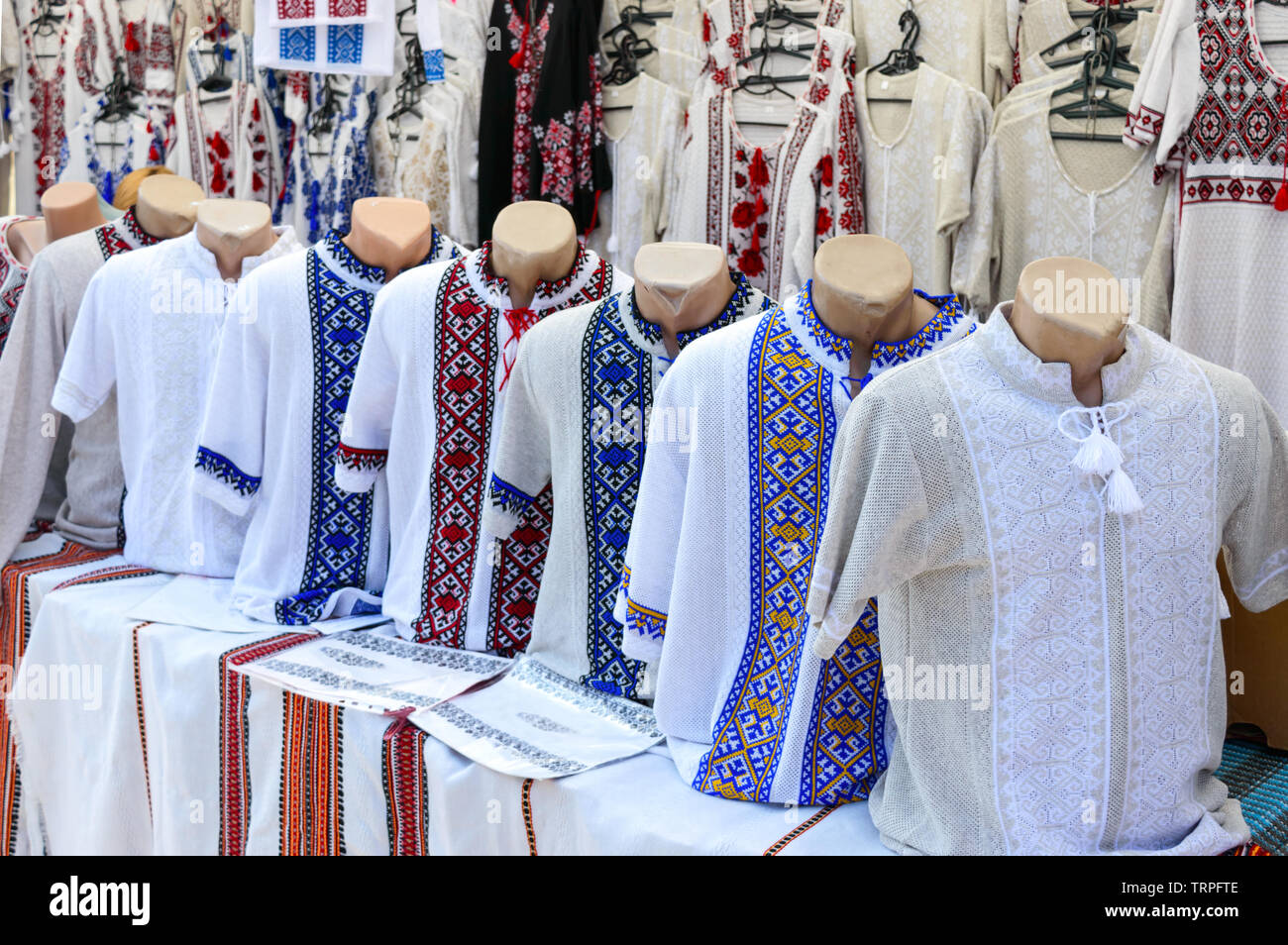 Ucraino magliette ricamate, nazionale abiti fatti a mano. Biancheria tradizionale maglia con fiori ricamati e ornamenti al mercato locale nello stato giusto. Foto Stock