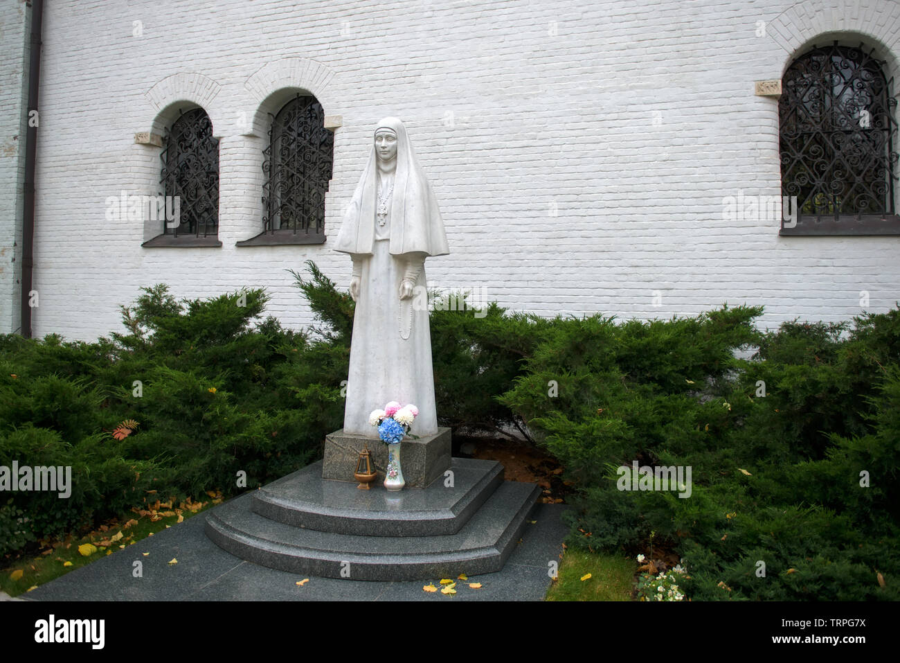 Mosca - Ottobre 27, 2018: statua in marmo del fondatore del convento Marfo-Mariinsky della Misericordia della duchessa Elisabetta Romanova. Facciata nord di t Foto Stock