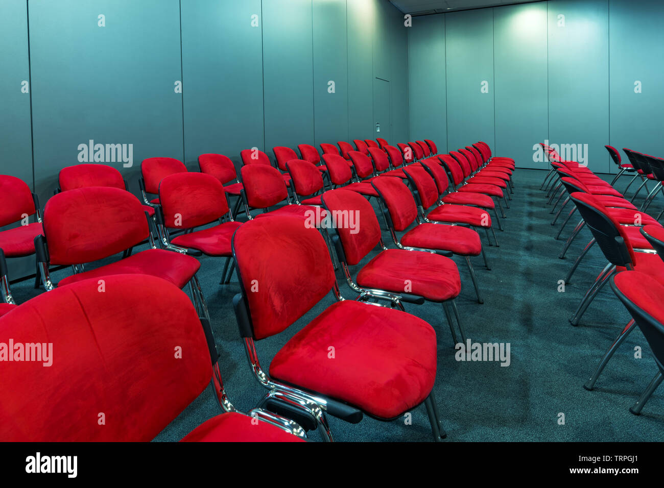 Rosso vuoto posti a sedere nella sala conferenza pronto per sale riunioni di grandi gruppi di persone Foto Stock