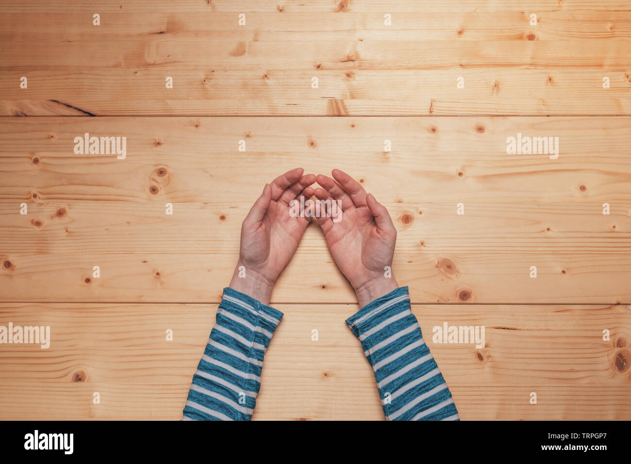 Mani femminili sul tavolo, vista dall'alto con spazio di copia Foto Stock Mani femminili sul tavolo, vista dall'alto con spazio di copia Foto Stock