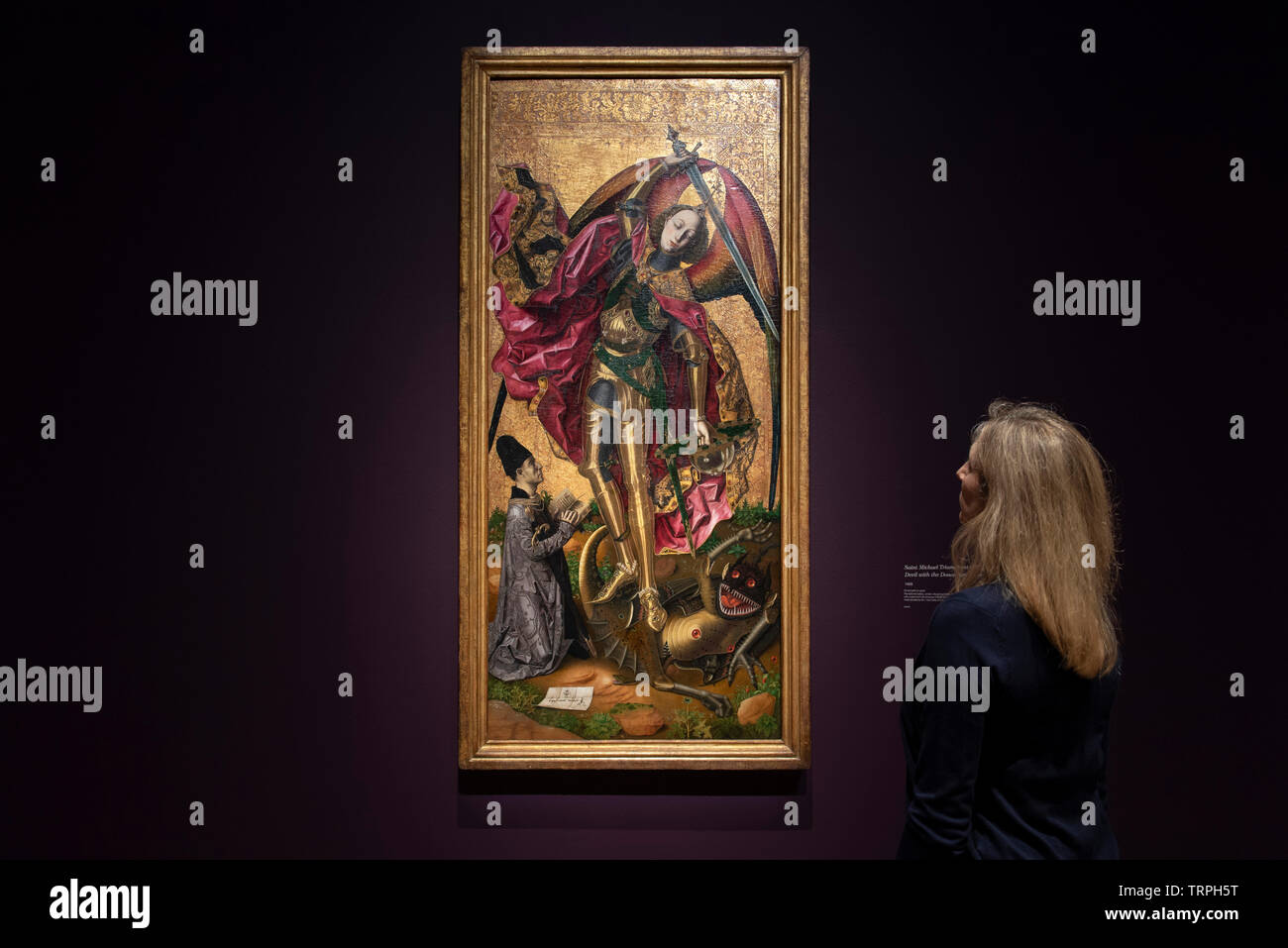 National Gallery di Londra, Regno Unito. 11 giugno 2019. Bartolomé Bermejo: Maestro del Rinascimento Spagnolo, uno di Spagna più innovativa e ottenuta pittori attivi nella seconda metà del XV secolo. La mostra va dal 12 giugno - 29 settembre 2019. Immagine: Curatore Letizia Treves nella parte anteriore del San Michele trionfante sul Diavolo con il donatore Antoni Joan, 1468. La National Gallery di Londra, raccolta. Credito: Malcolm Park/Alamy Live News. Foto Stock