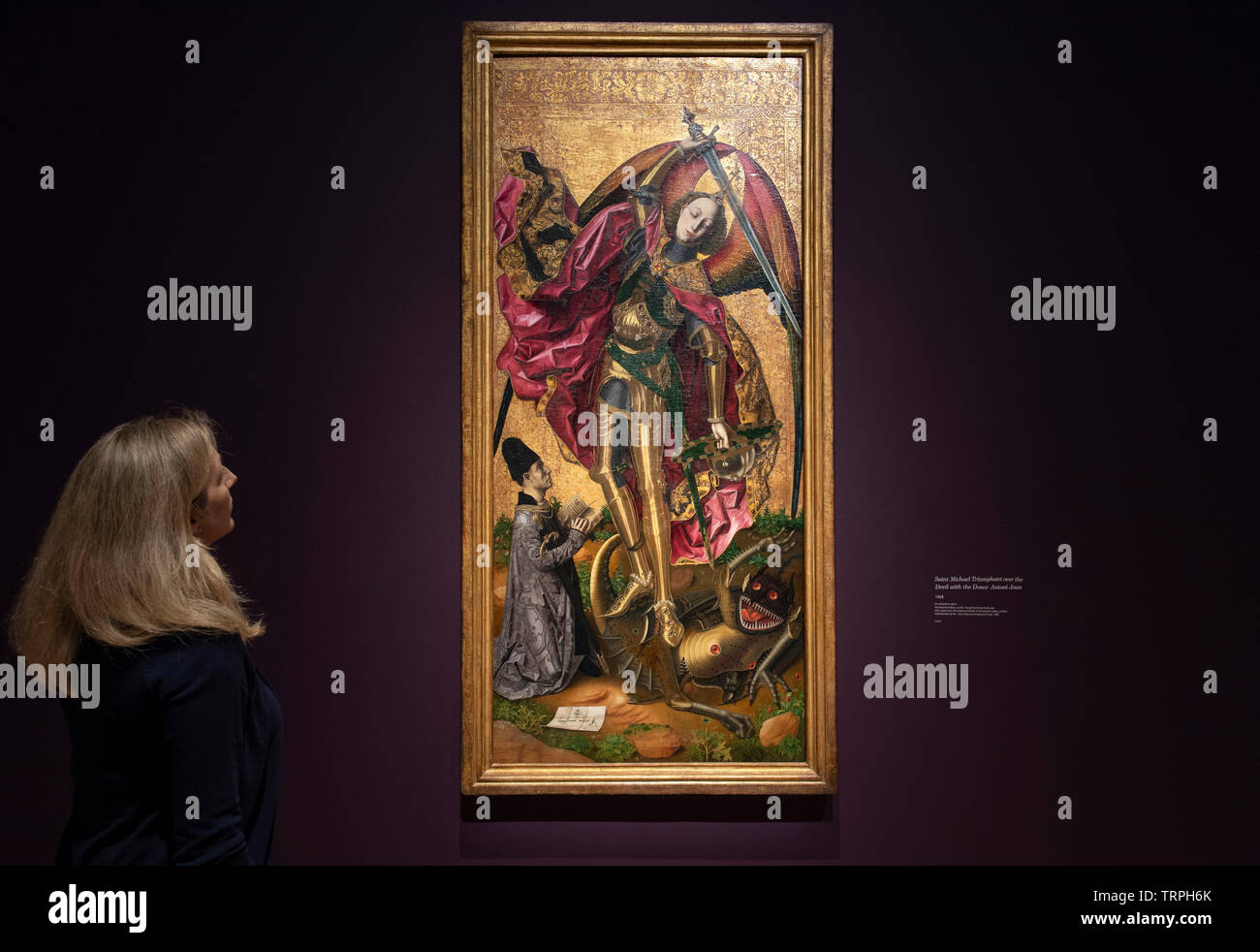 National Gallery di Londra, Regno Unito. 11 giugno 2019. Bartolomé Bermejo: Maestro del Rinascimento Spagnolo, uno di Spagna più innovativa e ottenuta pittori attivi nella seconda metà del XV secolo. La mostra va dal 12 giugno - 29 settembre 2019. Immagine: Curatore Letizia Treves nella parte anteriore del San Michele trionfante sul Diavolo con il donatore Antoni Joan, 1468. La National Gallery di Londra, raccolta. Credito: Malcolm Park/Alamy Live News. Foto Stock