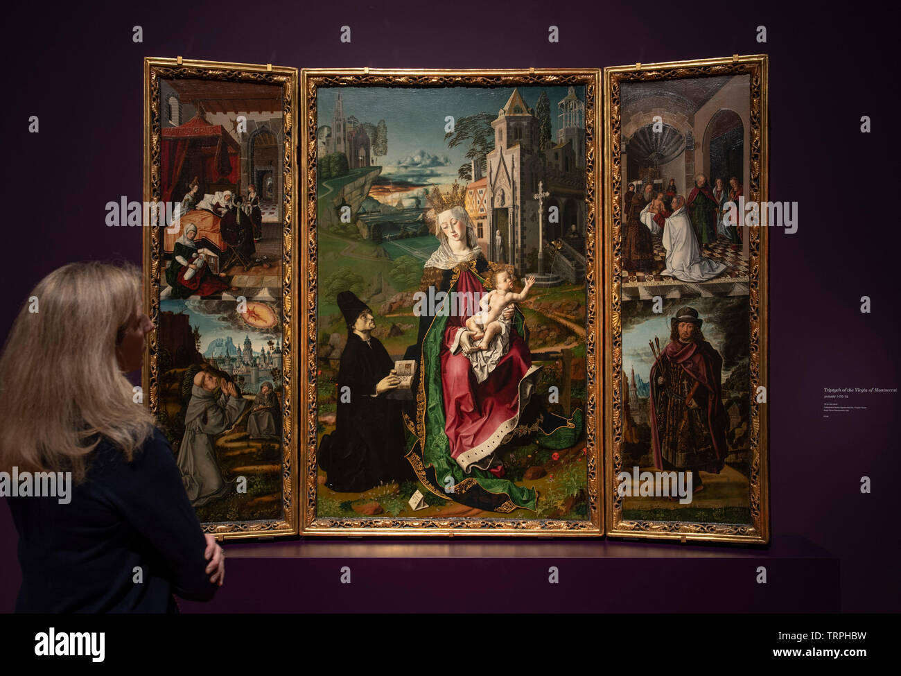 National Gallery di Londra, Regno Unito. 11 giugno 2019. Bartolomé Bermejo: Maestro del Rinascimento Spagnolo, uno di Spagna più innovativa e ottenuta pittori attivi nella seconda metà del XV secolo. La mostra va dal 12 giugno - 29 settembre 2019. Immagine: Curatore Letizia Treves nella parte anteriore del trittico della Vergine di Montserrat, probabilmente 1470-75. Cattedrale di Nostra Signora Assunta, Chapter House/Acqui Terme (Allesandria)/Italia. Credito: Malcolm Park/Alamy Live News. Foto Stock