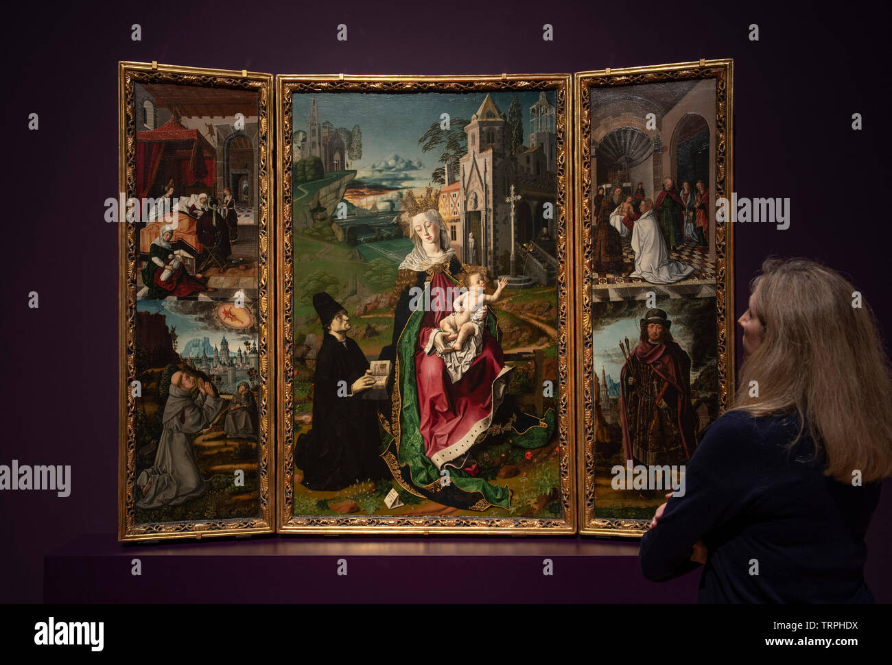 National Gallery di Londra, Regno Unito. 11 giugno 2019. Bartolomé Bermejo: Maestro del Rinascimento Spagnolo, uno di Spagna più innovativa e ottenuta pittori attivi nella seconda metà del XV secolo. La mostra va dal 12 giugno - 29 settembre 2019. Immagine: Curatore Letizia Treves nella parte anteriore del trittico della Vergine di Montserrat, probabilmente 1470-75. Cattedrale di Nostra Signora Assunta, Chapter House/Acqui Terme (Allesandria)/Italia. Credito: Malcolm Park/Alamy Live News. Foto Stock
