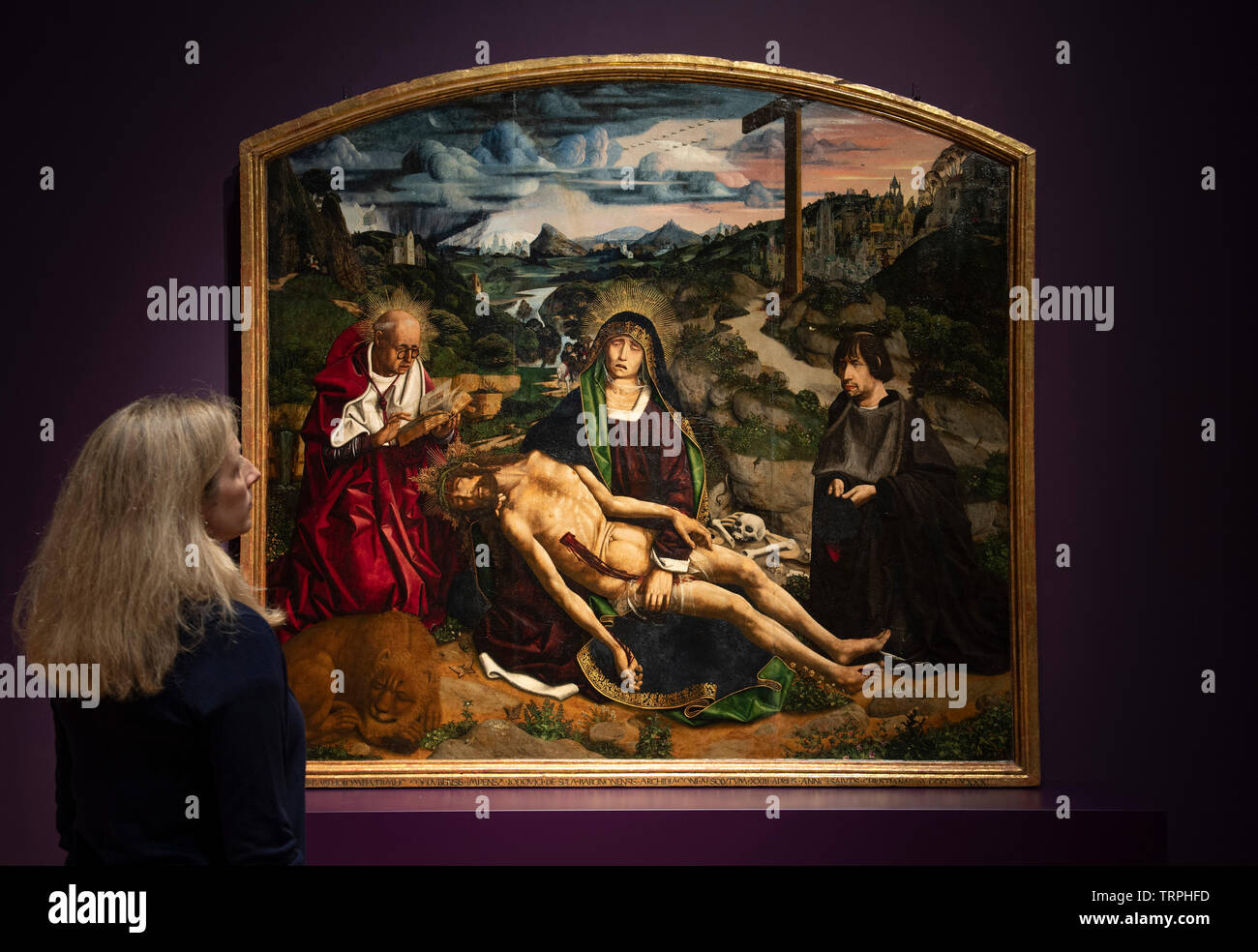 National Gallery di Londra, Regno Unito. 11 giugno 2019. Bartolomé Bermejo: Maestro del Rinascimento Spagnolo, uno di Spagna più innovativa e ottenuta pittori attivi nella seconda metà del XV secolo. La mostra va dal 12 giugno - 29 settembre 2019. Immagine: Curatore Letizia Treves di fronte Desplà Pietà, probabilmente 1490. La cattedrale di Barcellona. Credito: Malcolm Park/Alamy Live News. Foto Stock