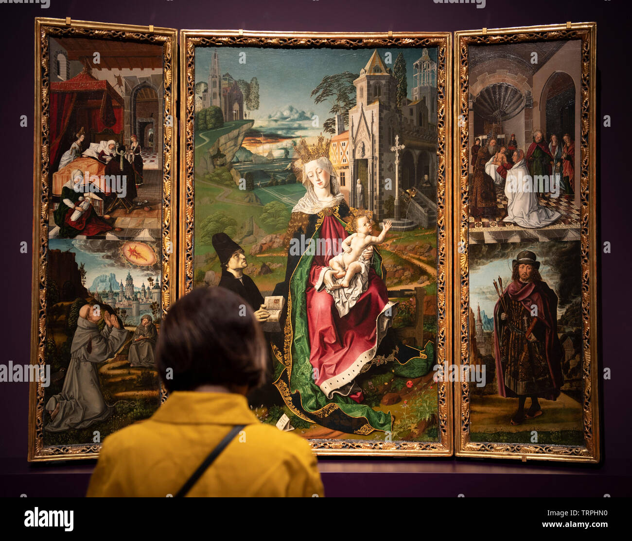 National Gallery di Londra, Regno Unito. 11 giugno 2019. Bartolomé Bermejo: Maestro del Rinascimento Spagnolo, uno di Spagna più innovativa e ottenuta pittori attivi nella seconda metà del XV secolo. La mostra va dal 12 giugno - 29 settembre 2019. Immagine: visitatore nella parte anteriore del trittico della Vergine di Montserrat, probabilmente 1470-75. Cattedrale di Nostra Signora Assunta, Chapter House/Acqui Terme (Allesandria)/Italia. Credito: Malcolm Park/Alamy Live News. Foto Stock