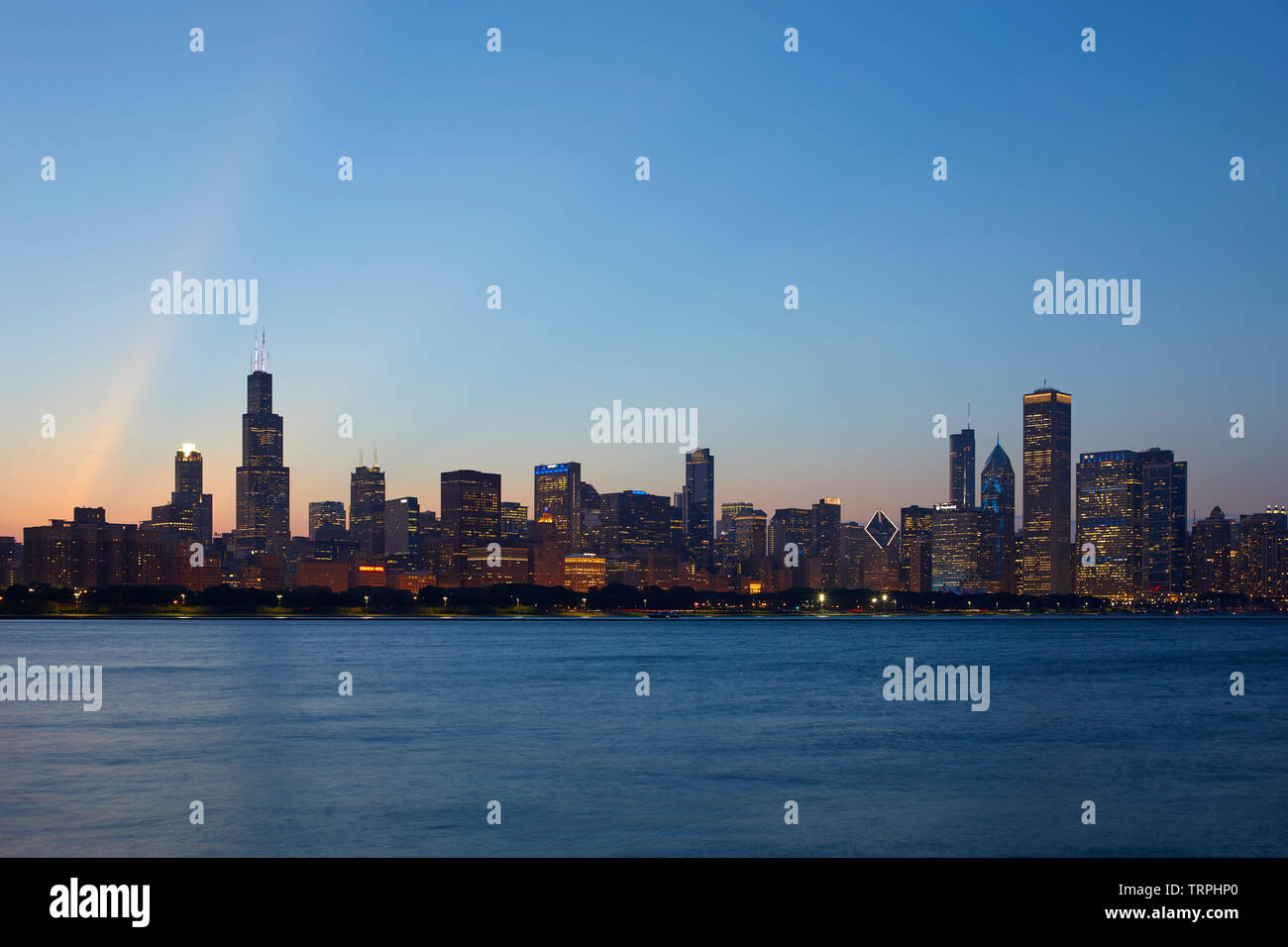 Sullo skyline di Chicago al tramonto, Chicago, Illinois, Stati Uniti Foto Stock