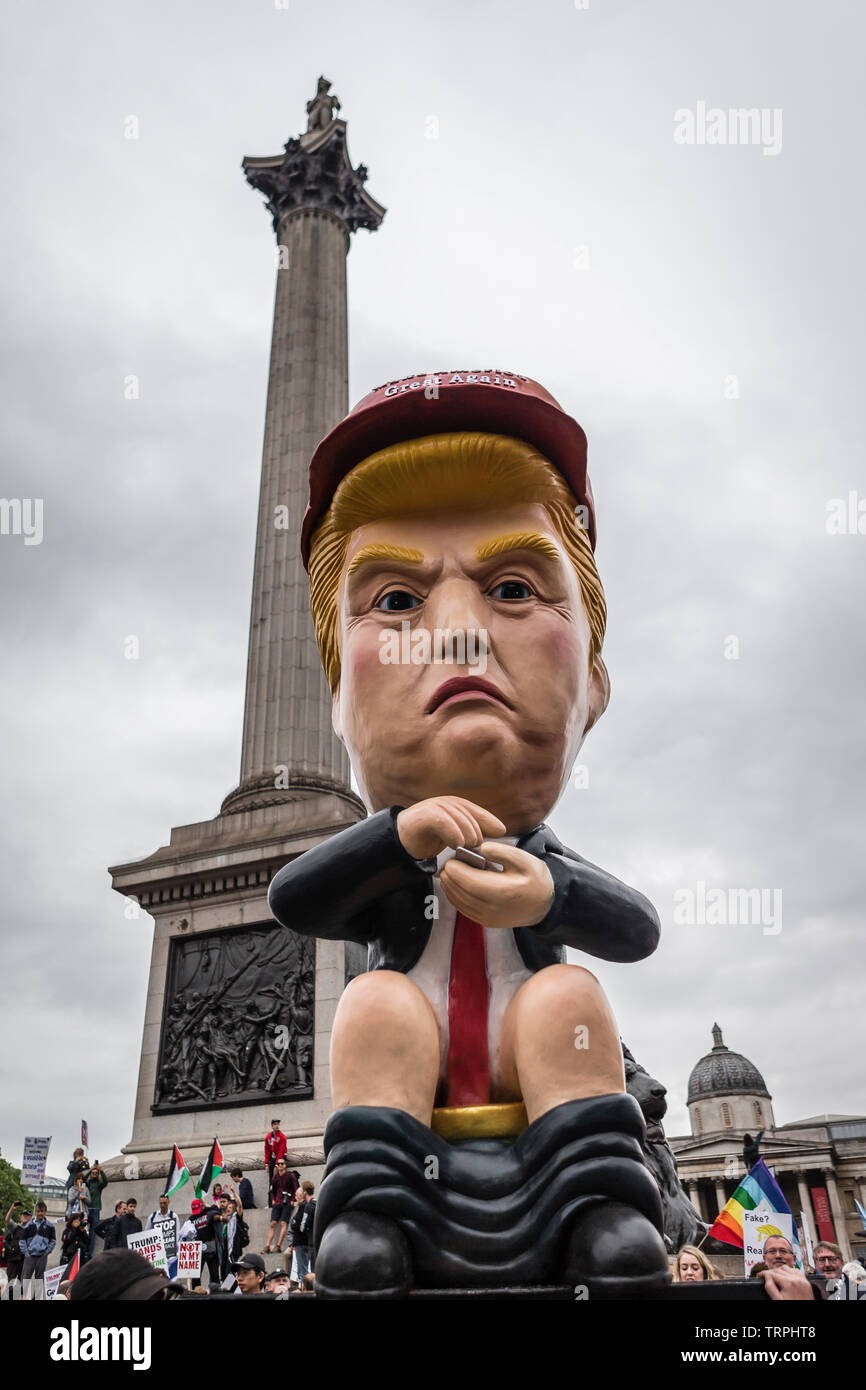 Don Lessum con la creazione del robot noto come trump Dumper in centro a Londra durante la Donald Trump la visita di Stato nel Regno Unito Foto Stock